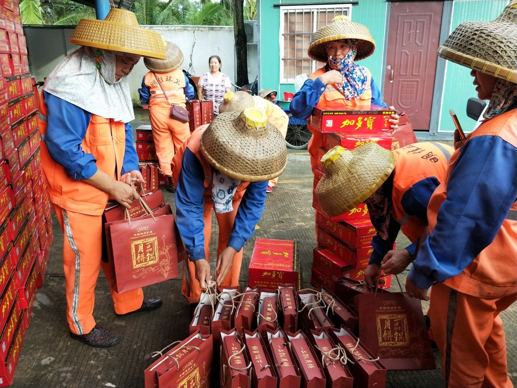 ? ?“中秋佳節(jié)、情暖職工” ? ? ? ? ?-----明佳集團(tuán)黨支部及工會(huì)組織開展中秋慰問(wèn)活動(dòng)